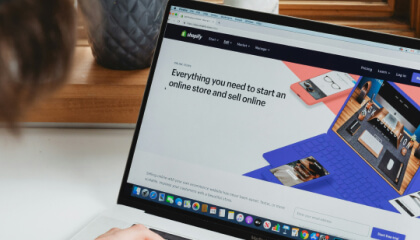 10 eCommerce mistakes infographic - blog post thumbnail